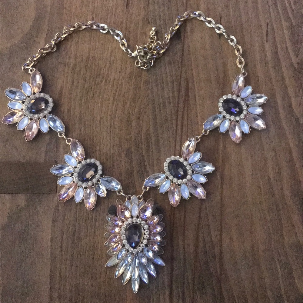 Beautiful like new statement necklace